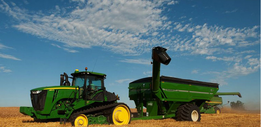 John Deere 9RT in Field