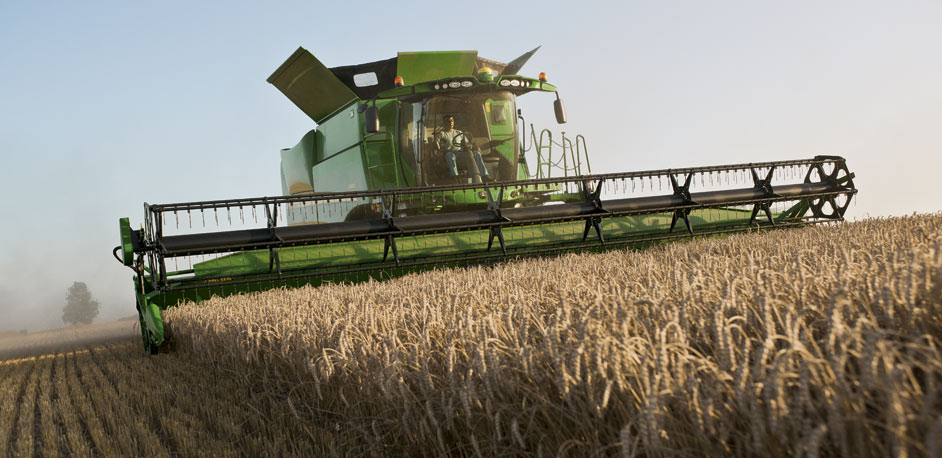 S-Series JD combine harvesting