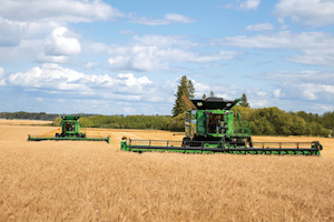 All X Series Combines feature a wide feeder house, dual separator, and the industry’s largest cleaning shoe to improve crop flow. 
