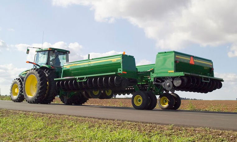 John Deere Till Drill Box Series on Road