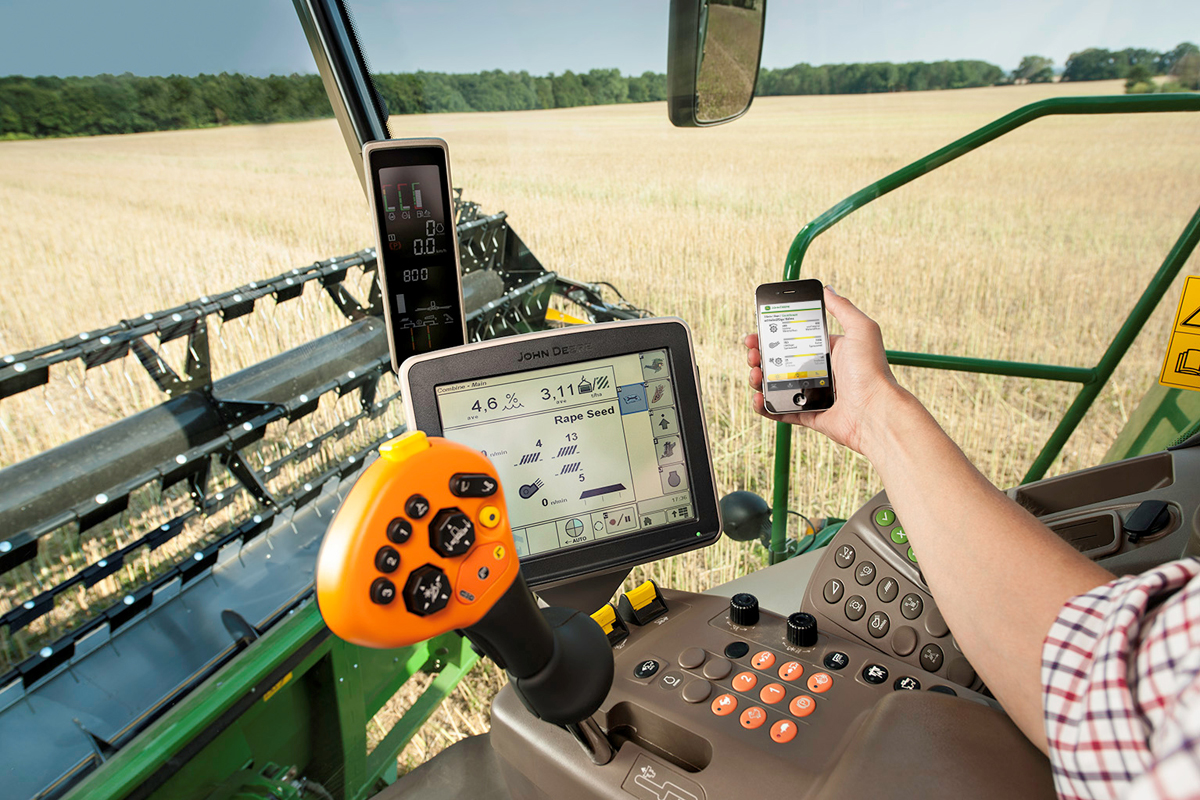 John Deere Combine with App 