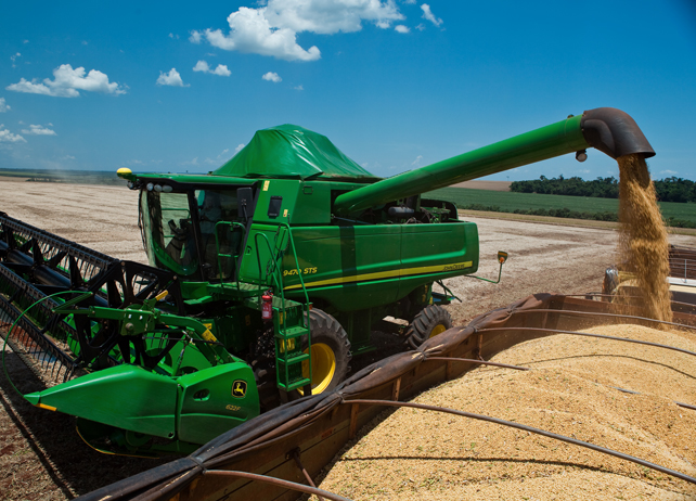 John Deere 9470 Unloading Grain 